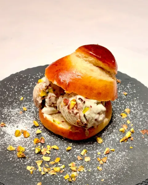 Sandwich photograph for Brioche con gelato